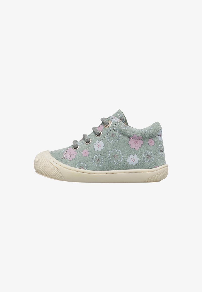 Baskets vert clair pour tout-petit avec motifs floraux roses et blancs, semelle en caoutchouc beige et lacets gris, vues de profil.