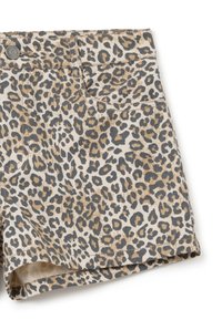 Pantalones cortos de estampado de leopardo, hechos de algodón, con manchas en tonos beige, negro y gris sobre un fondo crema. El diseño incluye una cintura y un bolsillo en la parte delantera.
