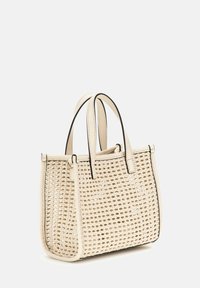 Borsa intrecciata in beige chiaro con finiture in pelle liscia, dotata di due manici superiori, forma strutturata e motivo a trama aperta.