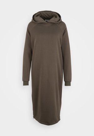 Vestido con capucha en verde oliva, hecho de una tela suave. Presenta mangas largas, puños acanalados y una cremallera lateral en el dobladillo para un detalle adicional.
