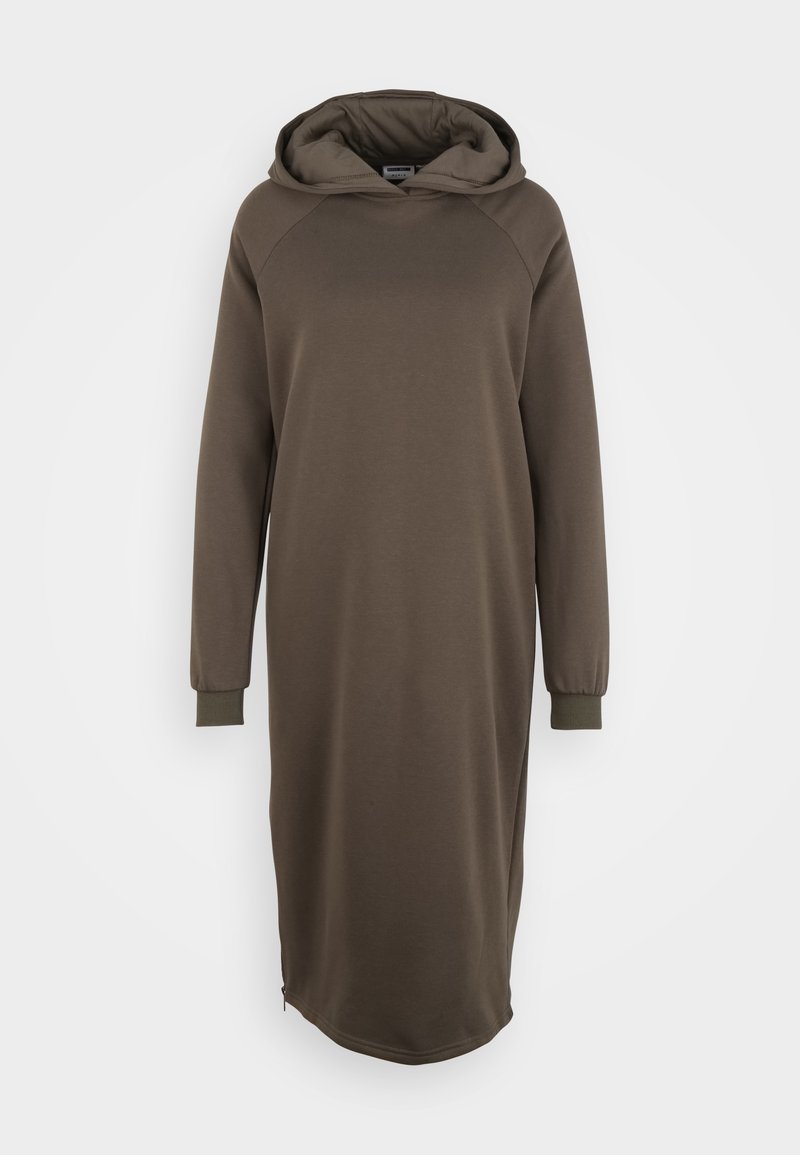 Robe à capuche en vert olive, fabriquée en tissu doux. Équipe de manches longues, d'une bordure côtelée aux poignets et d'une fermeture éclair sur le côté à l'ourlet pour un détail supplémentaire.