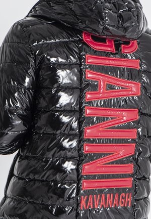 Chaqueta de plumas negra con acabado brillante, con acolchado horizontal, capucha y gran texto de logo rojo display vertical en la parte posterior.