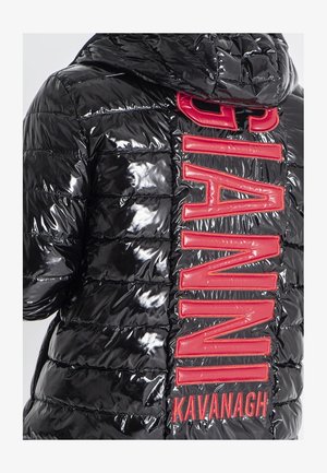 Schwarze glänzende Steppjacke mit großen vertikalen roten "BLAINI"- und kleineren "KAVANAGH"-Markenschriftzügen auf dem Rücken.