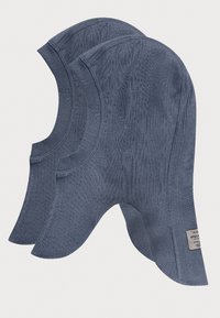 Due balaclava in cotone blu navy con texture a coste, bordi arrotondati e aperture laterali, con un piccolo etichetta del marchio su una di esse.