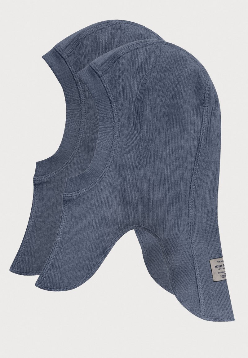 Due balaclava in cotone blu navy con texture a coste, bordi arrotondati e aperture laterali, con un piccolo etichetta del marchio su una di esse.