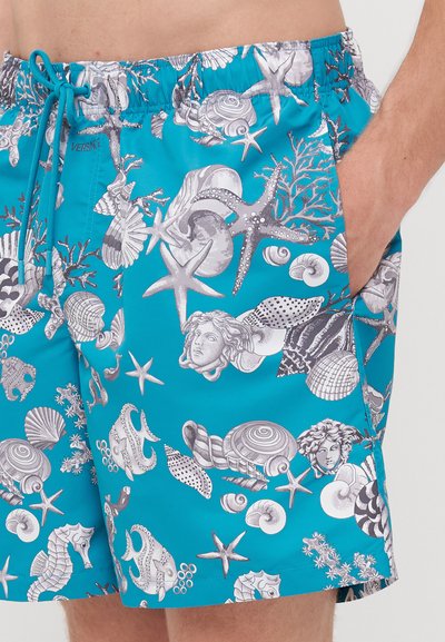 Shorts de bain turquoise avec un motif de créatures marines grises, de coquillages et de coraux, dotés d'une taille élastique et d'un cordon de serrage.