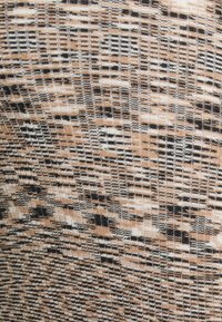 Tecido de malha com um padrão abstrato em tons de bege, castanho, preto e branco; textura suave com espessuras de riscas variadas.