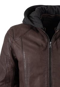 Braune Lederjacke mit einer dunkelgrauen Kapuze, Reißverschluss, ausgeprägter Naht und strukturiertem Finish des Leders.