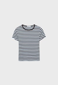 Majica s kratkimi rokavi s črnimi in svetlo modrimi vodoravnimi črtami ter črnim okroglim izrezom, prikazana na sivem ozadju.