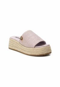 Sandalia de deslizamiento de color rosa claro tejido con diseño de punta abierta, una gruesa plataforma al estilo espadrille y un botón de acento marrón en el lateral.