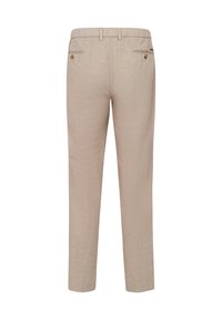 Beige Leinenhosen mit geradem Bein, hinteren Paspeltaschen mit goldfarbenen Knöpfen und einer strukturierten Oberfläche.