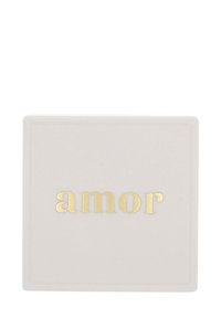 Fyrkantig keramisk skål i matt ljusrosa, med ordet "amor" i präglad guldskrift i mitten. Slät yta och enkel kant.
