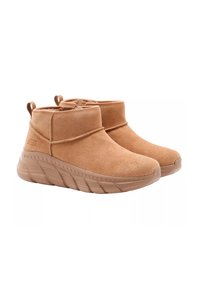 Stivaletti alla caviglia color beige realizzati in suede con una consistenza morbida, dotati di una suola a cuneo spessa beige e di due linguette per un facile indossamento.