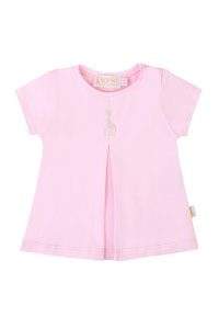 T-shirt in cotone rosa con maniche corte, caratterizzato da una piega frontale e un piccolo ricamo di una giraffa sul petto. Etichetta sul lato.