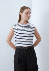 Anna Field Top - black/white