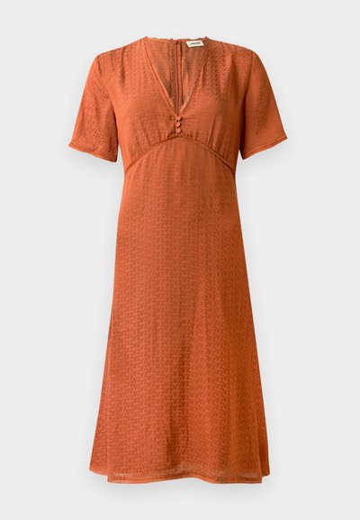 Vestido de manga corta en color óxido con un patrón texturizado. Presenta un escote en V y un cierre de botones en la parte delantera, con una silueta acampanada y fluida.