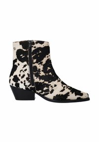 Bottines en cuir de vache noir et blanc à bout pointu, fermeture éclair latérale, talon bloc, et finition texturée avec un motif tacheté unique.