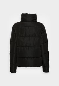 Crna puffer jakna s visokim ovratnikom, quilted dizajnom i glatkom teksturom. Ima opuštene kroj i duge rukave.