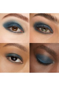 Quatre gros plans d'yeux avec des carnations diverses portant un fard à paupières bleu mat audacieux de style smoky ; un œil avec des cils recouverts de mascara, un œil fermé.