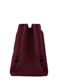 Sac à dos bordeaux avec des bretelles rembourrées, une texture lisse, une forme rectangulaire et des fermoirs latéraux ajustables.