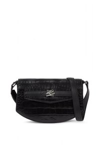 Čierna kabelka cez rameno z kože s krokodílím reliéfom, vybavená predným klapkou, charakteristickým logom a nastaviteľným remienkom.