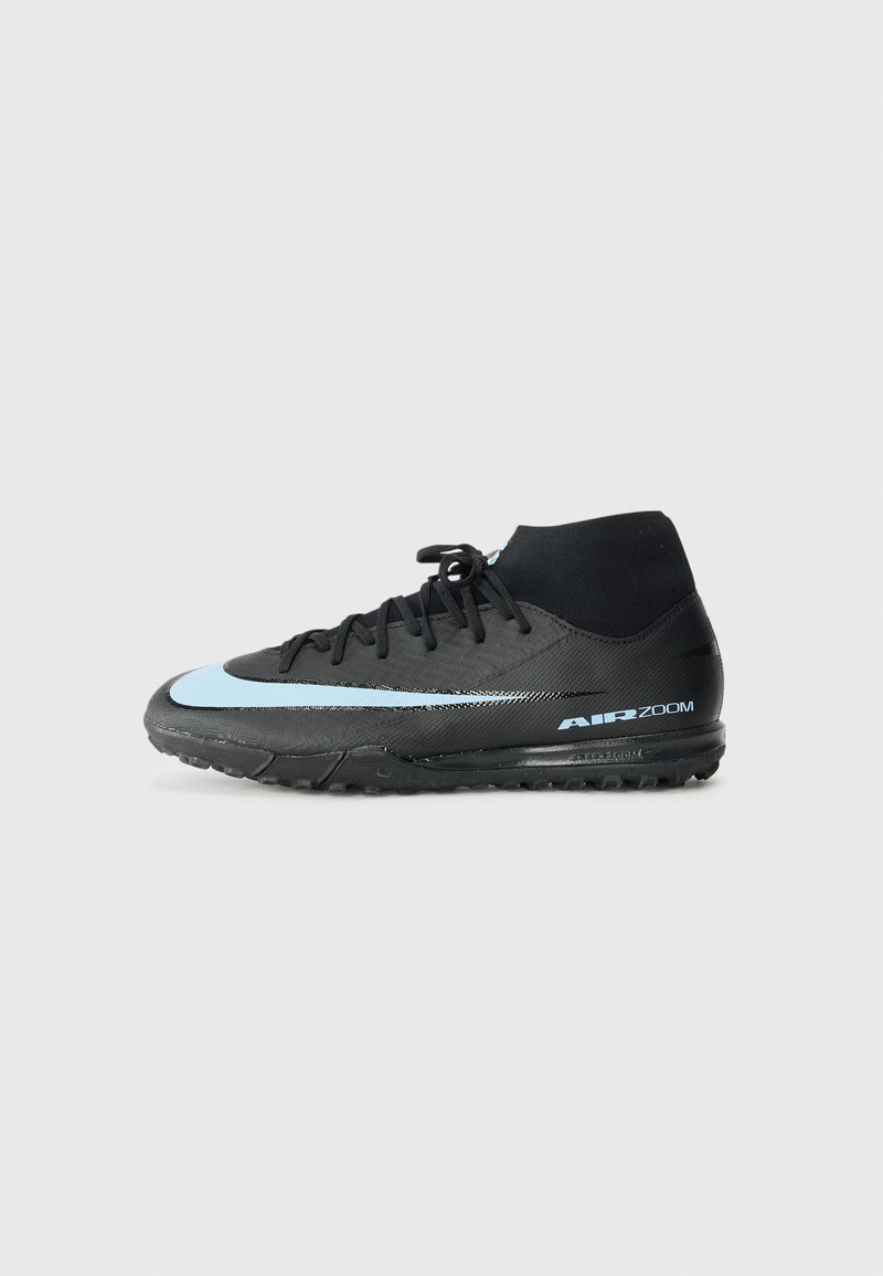 Sapatilha atlética preta com um design de cano alto, apresentando uma faixa de destaque azul claro e sola texturizada para tração. Marca "AIR ZOOM" visível.