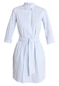 Abito camicia a strisce azzurro chiaro e bianco con chiusura a bottoni, maniche lunghe e cintura da annodare in vita. Realizzato in tessuto morbido e leggero.
