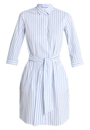 Hemdblusenkleid mit hellblauen und weißen Streifen, Knopfverschluss vorne, langen Ärmeln und einem gebundenen Taillengürtel. Hergestellt aus glattem, leichtem Stoff.