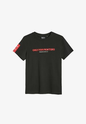 Czarna bawełniana koszulka z krótkim rękawem, okrągłym dekoltem, z czerwonym napisem "TYLKO DLA WOJOWNIKÓW" oraz czerwonym akcentem na lewym rękawie.