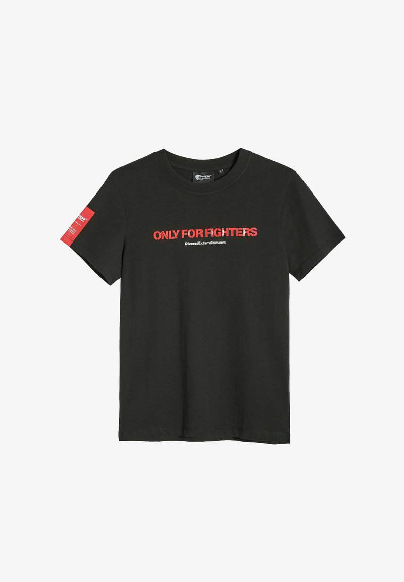 Czarna bawełniana koszulka z krótkim rękawem, okrągłym dekoltem, z czerwonym napisem "TYLKO DLA WOJOWNIKÓW" oraz czerwonym akcentem na lewym rękawie.