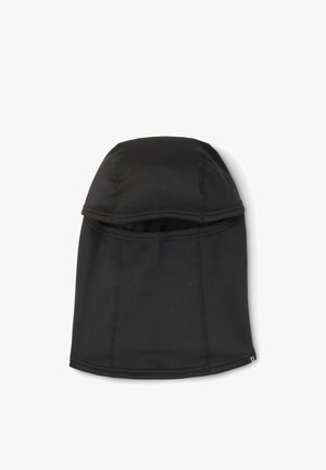 Sort balaclava med en enkelt horisontal åbning til øjnene, lavet af glat stof med synlige syningslinjer.