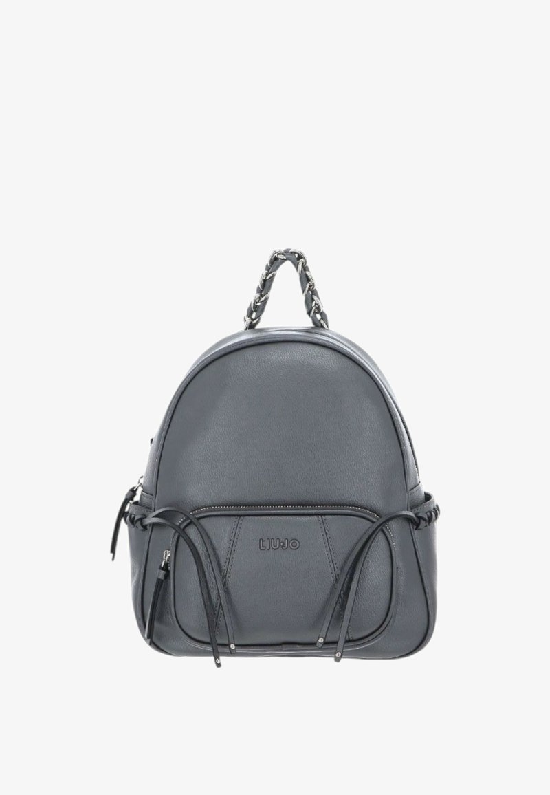 Zaino in pelle grigia con forma arrotondata, manico superiore intrecciato, tasca frontale e spallacci regolabili. Presenta il logo sul davanti.
