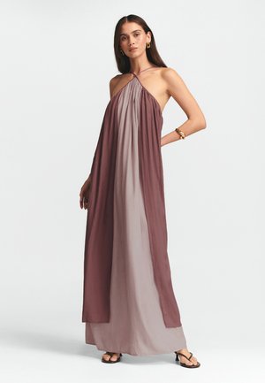 Langes Halskleid in einem Farbverlauf von Mauve und Helllila, mit einem gerafften Oberteil, fließendem Stoff und einer A-Linien-Silhouette.