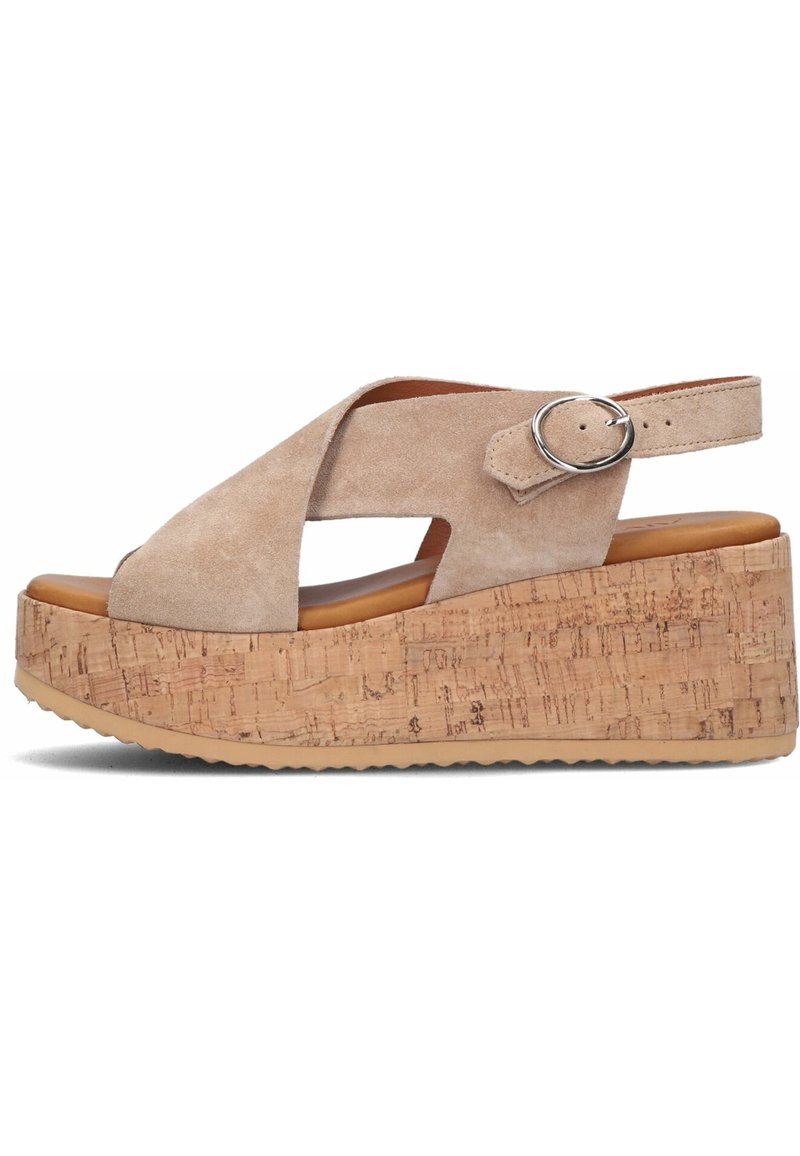 Sandales compensées en suedine beige avec une plateforme en liège, présentant un design à brides croisées et une sangle de cheville réglable avec une boucle en argent.