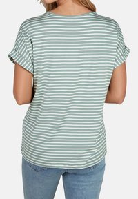 T-shirt à manches courtes rayé vert avec des poignets roulés et un col rond. Tissu doux avec une coupe décontractée et un ourlet incurvé.