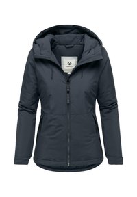 Marinblå isolerad jacka med huva, framtill dragkedja, två sidofickor med dragkedja och Ragwear-logotyp på inneretiketten. Slät textur.