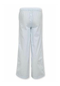 Pantalon large bleu clair en tissu lisse avec une taille élastique, présentant un design minimaliste et sans motifs ni éléments visibles.