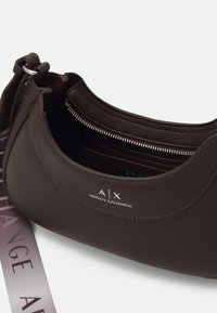 Armani Exchange SMALL SHOULDER BAG - Torba preko tijela - liquor