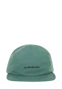 Grøn cap lavet af letvægtsstof med en flad skygge, der har et syet design og et sort "Quiksilver" logo på fronten.