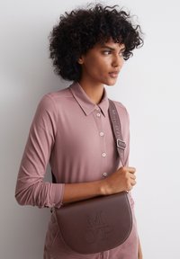 Marc O'Polo Umhängetasche - dark ruby