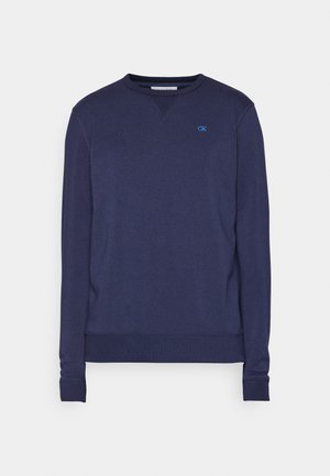 Námornícky modrý bavlnený sveter s okrúhlym výstrihom, s rebrovanými manžetami a lemom, s malým modrým logom "CK" na hrudi. Hladká textúra.