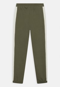 Olijfgroene sweatpants met een zachte textuur, voorzien van witte zijstrepen en een elastische tailleband met boorden bij de enkels.
