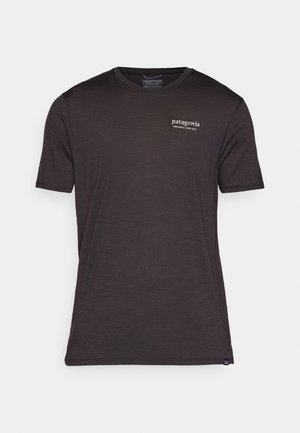 T-shirt noir à manches courtes en tissu doux ; présente un petit logo Patagonia blanc sur la zone gauche de la poitrine. Design simple et classique.
