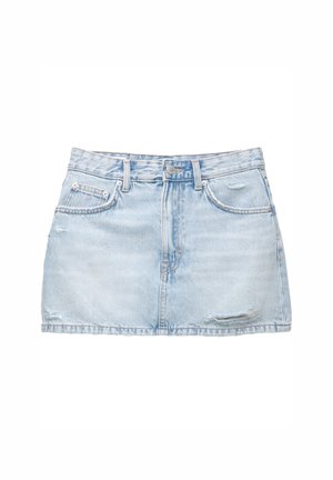 Mini gonna in denim blu chiaro con orlo sfilacciato, due tasche anteriori e chiusura con un solo bottone. Presenta leggere usure per un effetto vissuto.