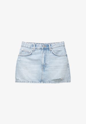 Lysblå denim mini nederdel med en slidset kant, to frontlommer og en enkelt knaplukning. Har let slid for et distressed look.