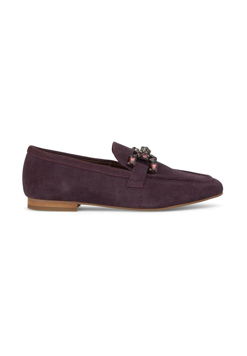 Paarse suede instapper met een platte zool en versiering op de neus. Heeft een ronde teen en stiksels langs de rand.