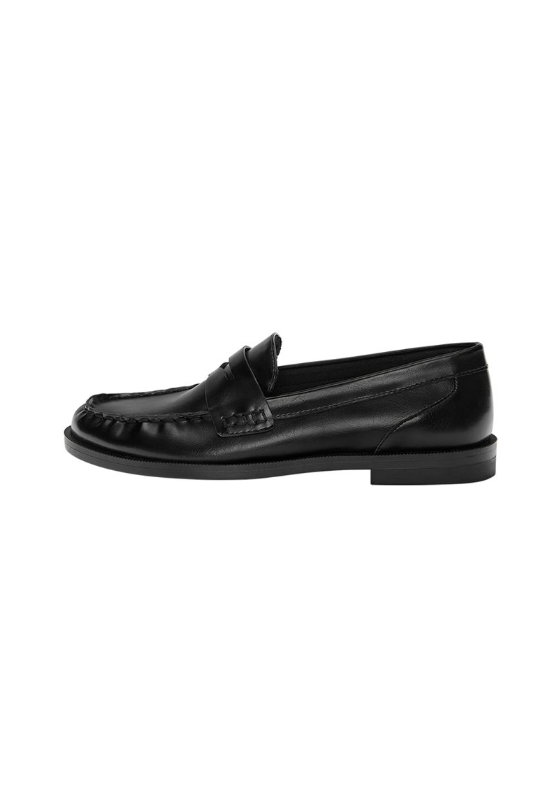 Čierne kožené loafers topánky s prešitým vampom, hladkým povrchom, mierne zaoblenou špičkou a plochou gumovou podrážkou. Jednoduchý dizajn, žiadne viditeľné vzory ani akcenty.