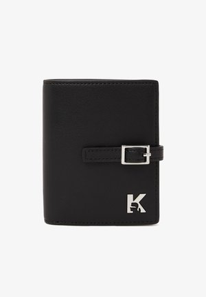 Mustast nahast rahakott, mille pealispind on siledapoolne, esiküljel on hõbedane pannal ja silmatorkav hõbedane logo.