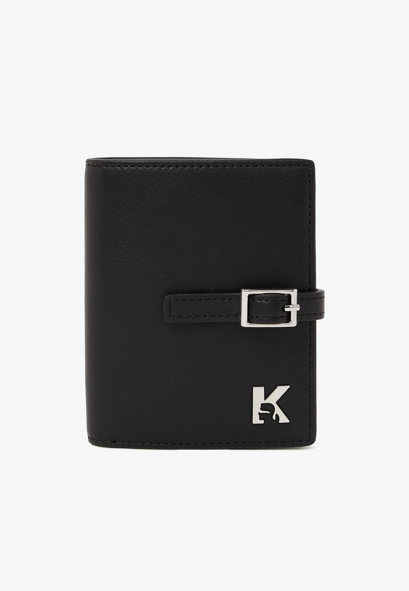 Cartera de cuero negro con textura suave, que presenta una correa con hebilla plateada y un logotipo plateado prominente en el frente.