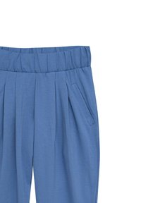 Niebieskie spodnie z miękkiego materiału, z marszczonym elastycznym pasem, zaszewkami z przodu oraz boczną kieszenią dla wygody.